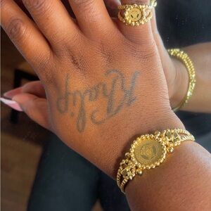 Luxurious Gold Bracelet with Intricate Links